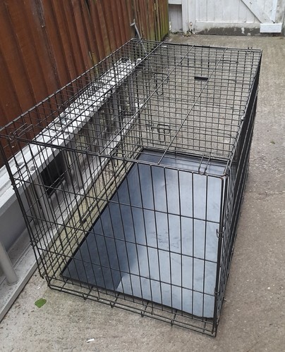 Dog crate medium used but - medium,